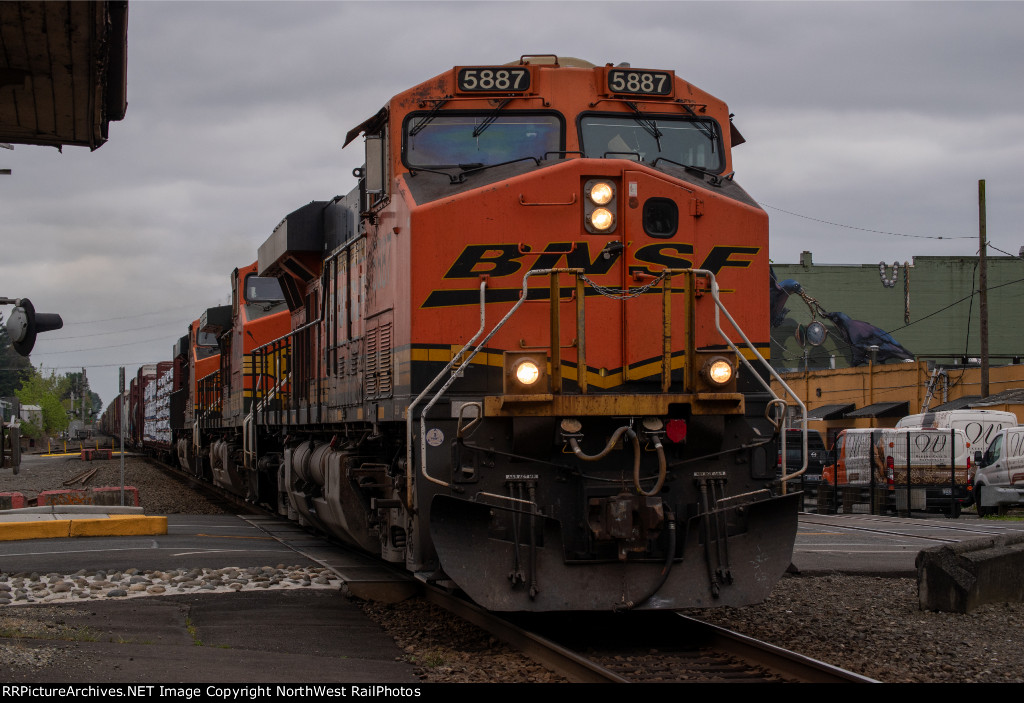 BNSF 5887